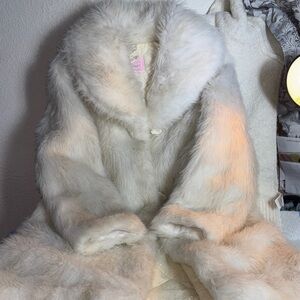 Elegant White Faux Fur Coatpelos